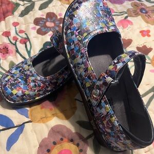 Algeria size 38. Used but good condition. No scrapes.